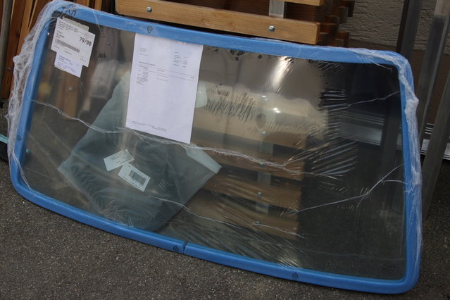 cors458.JPG (420.55 KiB) 46064 mal betrachtet Die neue Frontscheibe in grün mit Blaukeil. Stand eines morgens einfach so vor der Tür.