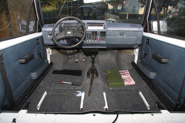 cors487.JPG (467.85 KiB) 71995 mal betrachtet Teppich ist drin, Sitze fehlen noch.